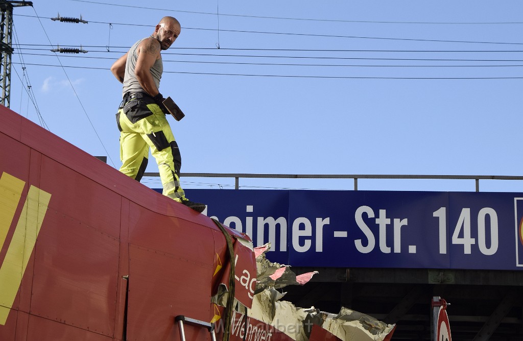 LKW blieb unter Bruecke haengen Koeln Deutz Opladenerstr Deutz Muelheimerstr P140.JPG - Miklos Laubert